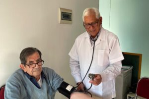 Campaña médica gratuita para residentes orureños en Cochabamba