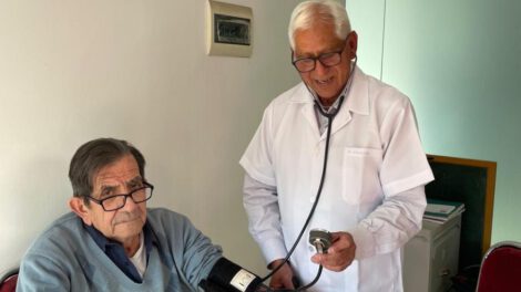 Campaña médica gratuita para residentes orureños en Cochabamba