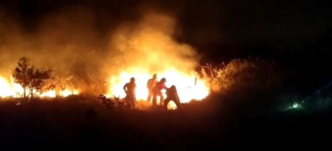 Bomberos controlan fuego desatado en el Urubó tras arduo esfuerzo - La ...