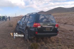 Colisión entre vagoneta de Comibol y minibús