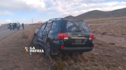 Colisión entre vagoneta de Comibol y minibús