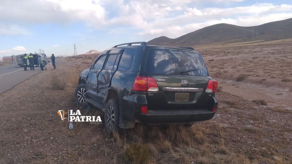 Colisión entre vagoneta de Comibol y minibús