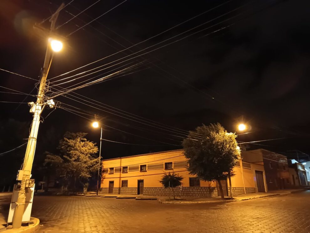 Cambio de luminarias LED en Oruro