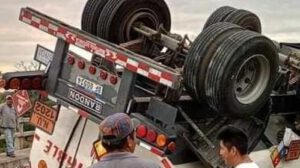 Camión cisterna vuelca en la carretera La Paz–Caranavi