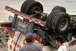 Camión cisterna vuelca en la carretera La Paz–Caranavi