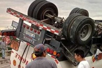 Camión cisterna vuelca en la carretera La Paz–Caranavi