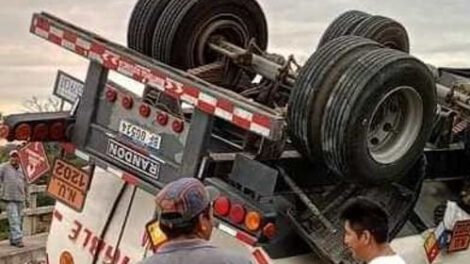 Camión cisterna vuelca en la carretera La Paz–Caranavi