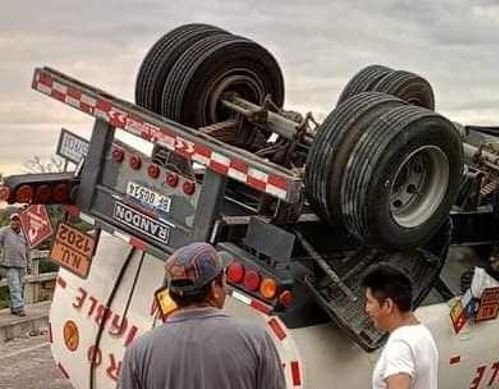 Camión cisterna vuelca en la carretera La Paz–Caranavi