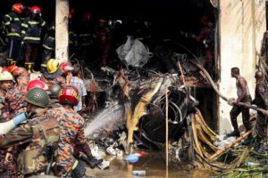 Tragedia en Bangladesh: avión militar se estrella contra escuela