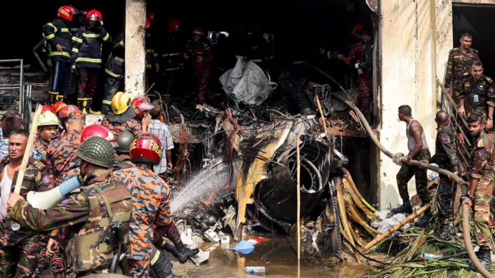 Tragedia en Bangladesh: avión militar se estrella contra escuela