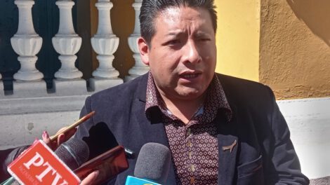 Gobernador Santos Quispe analiza la situación política en Bolivia
