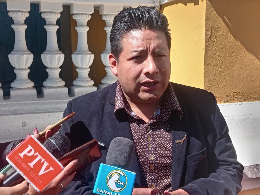 Gobernador Santos Quispe analiza la situación política en Bolivia