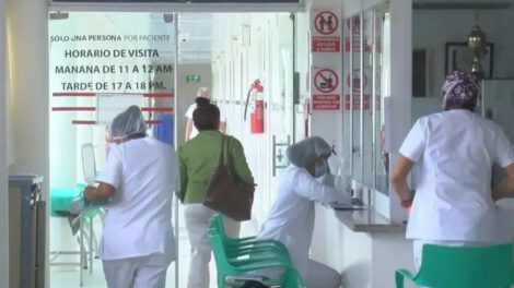 Paro de médicos en Santa Cruz por bono de vacunación