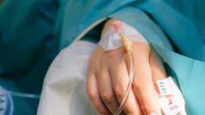 Mujer en terapia intensiva tras brutal agresión en Punata