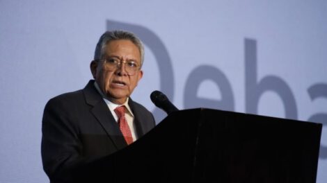 Debate económico en El Alto sobre propuestas de candidatos a la vicepresidencia