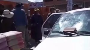 Hombre destruye parabrisas de vehículo con niños dentro