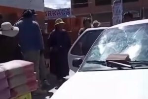 Hombre destruye parabrisas de vehículo con niños dentro