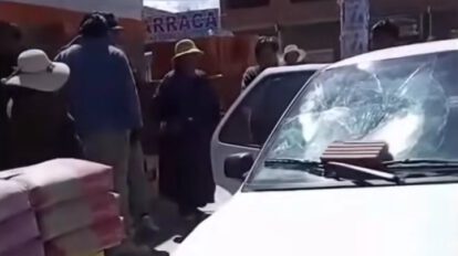 Hombre destruye parabrisas de vehículo con niños dentro