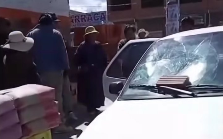 Hombre destruye parabrisas de vehículo con niños dentro