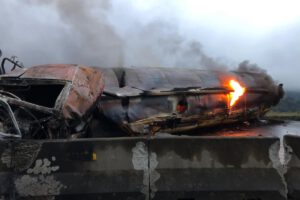 Incendio de cisterna en la ruta Cochabamba – Santa Cruz