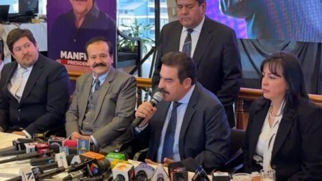 Manfred Reyes Villa presenta su equipo económico y jurídico
