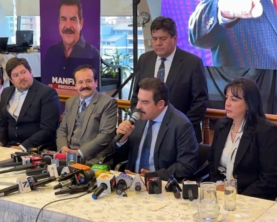 Manfred Reyes Villa presenta su equipo económico y jurídico
