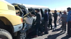Minibús atropella a obrero vial en La Paz