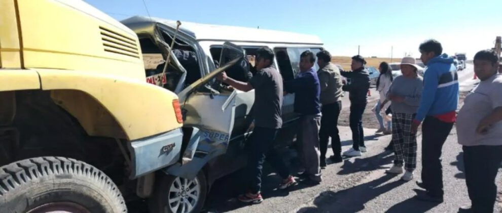 Minibús atropella a obrero vial en La Paz