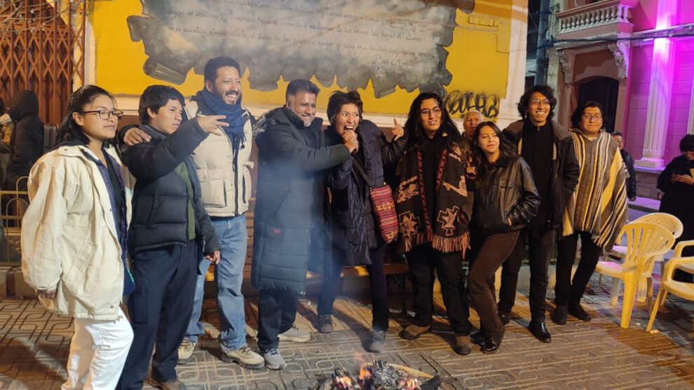 Noche de Arawikus con jóvenes poetas en Oruro