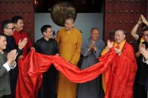 monje CEO destituido por irregularidades económicas