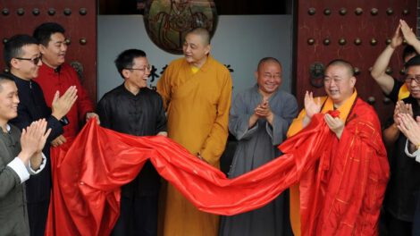 monje CEO destituido por irregularidades económicas