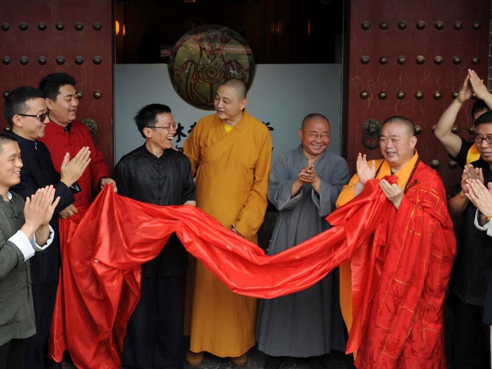 monje CEO destituido por irregularidades económicas