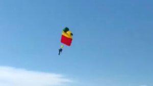Sargento herida en salto de paracaídas en Cochabamba