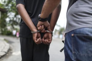 Arrestan al padrastro que retuvo a una adolescente