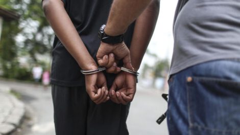 Arrestan al padrastro que retuvo a una adolescente