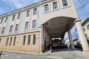 Adolescente cae del tercer piso en Sucre