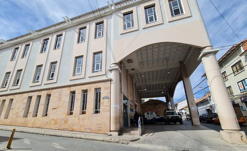 Adolescente cae del tercer piso en Sucre