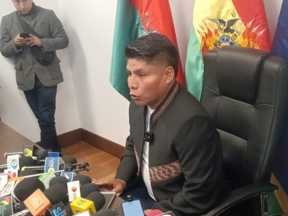 Senador Loza en contacto con los medios sobre créditos