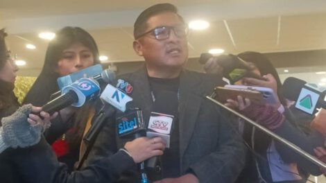 Senador Huarachi critica propuestas educativas sobre descentralización