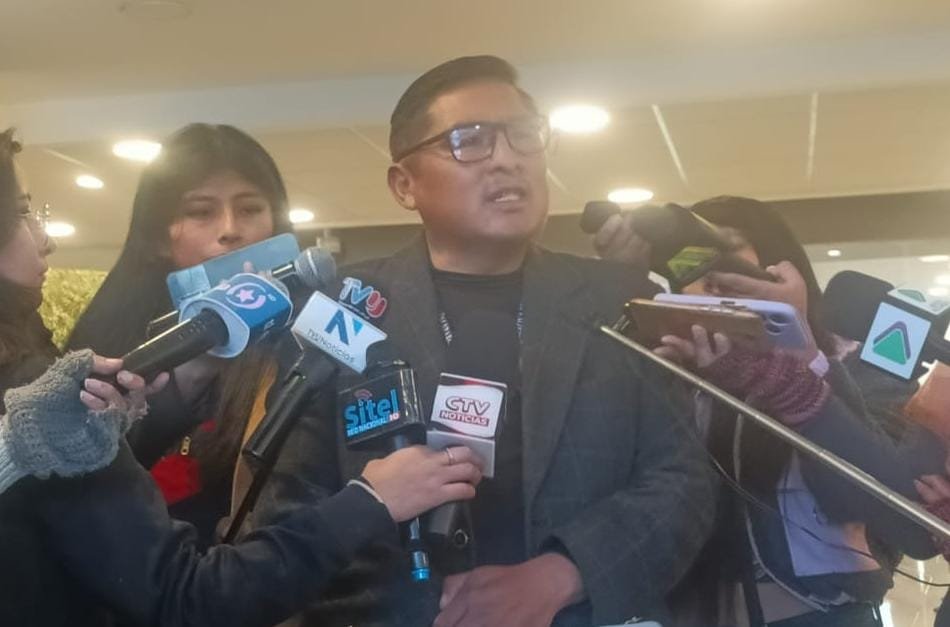 Senador Huarachi critica propuestas educativas sobre descentralización