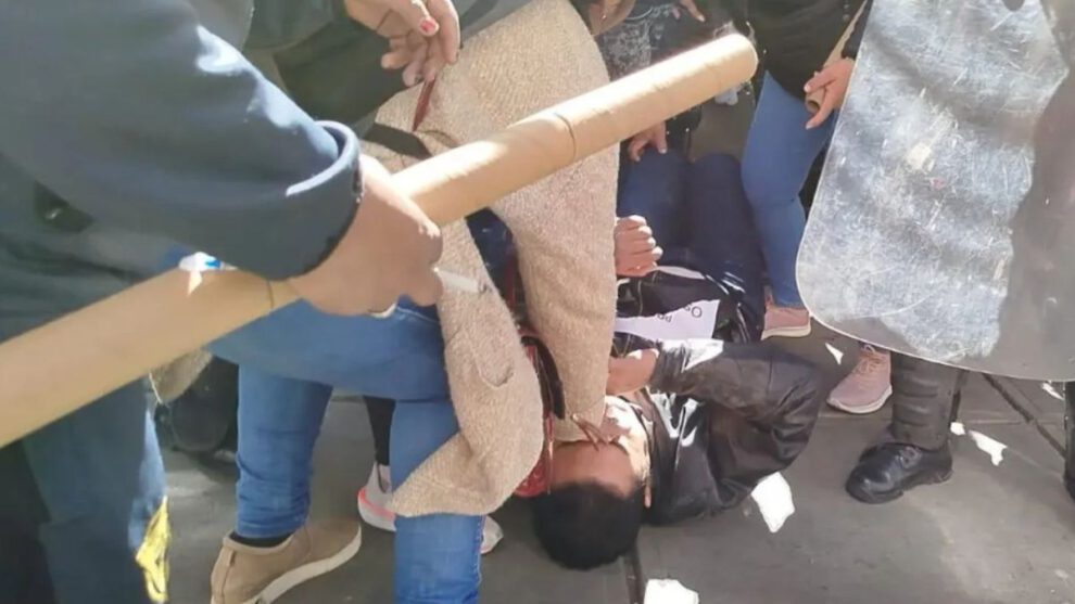 Protestas en La Paz por irregularidades en examen de ascenso de categoría