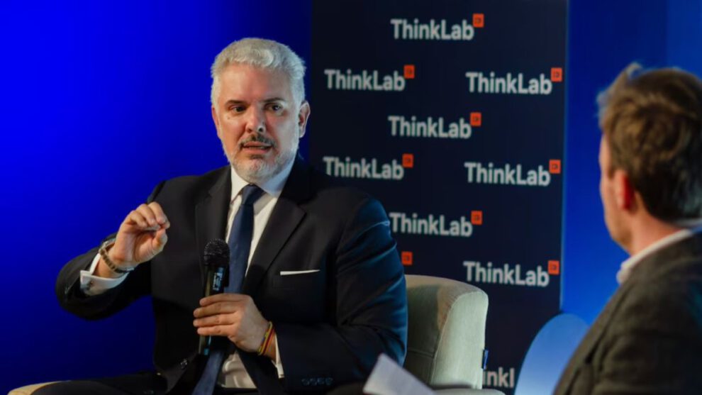 Iván Duque propone tutela para que Uribe permanezca en libertad