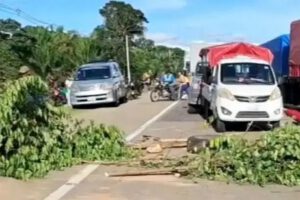 Bloqueo en carretera Santa Cruz-Cochabamba por viviendas sociales