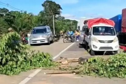 Bloqueo en carretera Santa Cruz-Cochabamba por viviendas sociales
