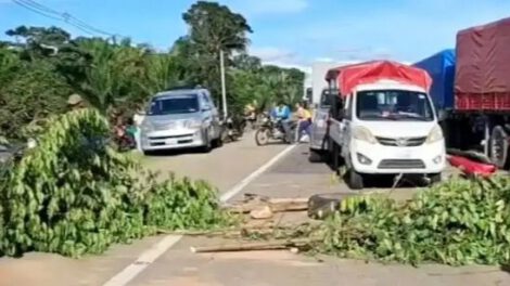 Bloqueo en carretera Santa Cruz-Cochabamba por viviendas sociales