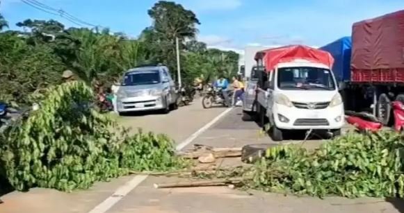 Bloqueo en carretera Santa Cruz-Cochabamba por viviendas sociales