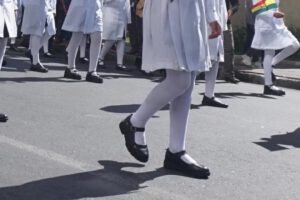 Hombre arrestado en La Paz por tomar fotos inapropiadas a estudiantes durante un desfile