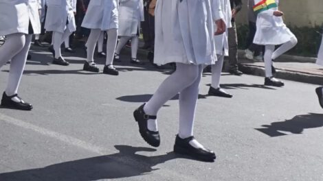 Hombre arrestado en La Paz por tomar fotos inapropiadas a estudiantes durante un desfile