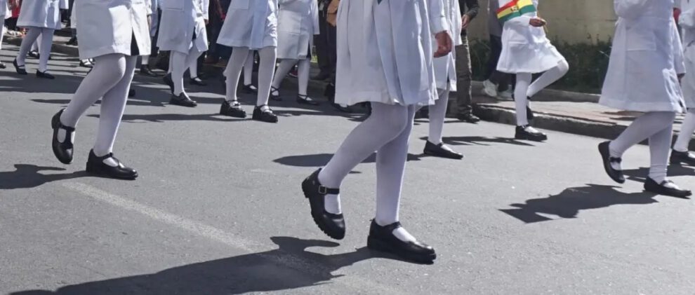Hombre arrestado en La Paz por tomar fotos inapropiadas a estudiantes durante un desfile