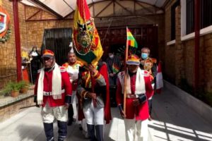 Hogar La Sagrada Familia rindiendo homenaje a Bolivia